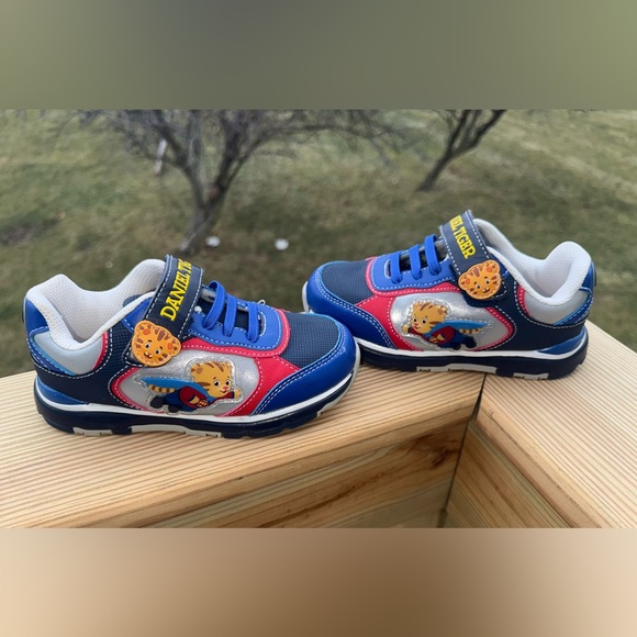 Daniel Tiger light up shoes 11C - Picture 7 of 8